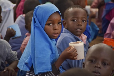 Dietro segnalazione del responsabile del Dipartimento di Educazione della provincia, con l’anno scolastico 2023 abbiamo integrato il Programma Alimentare con il sostegno a 18 scuole dell’infanzia per un totale di circa 1.400 bambini.

Il programma prevede la distribuzione del “porridge” quale colazione.

Dal report trimestrale del Dipartimento si sottolinea che: