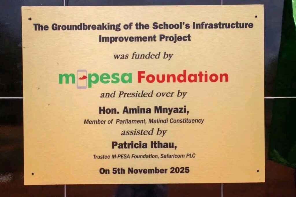 Siamo felici di condividere l’aver ricevuto riconoscimenti governativi come “best practice”, per il “Progetto Alimentare: mensa gratuita per tutti” presso la scuola Gandini, (Langobaia - Contea di Kilifi) che sponsorizziamo dal 2017, nonché il “Progetto Alimentare: colazione con porridge gratuita per tutti”dispensato su 22 scuole per 2000 bambini.
La scuola Gandini, in virtù della potenzialità dell’offerta formativa che è in grado di offrire alle nuove generazioni, è oggetto di interesse anche di enti nazionali kenioti quali la Fondazione Safaricom M-pesa, l’operatore telefonico maggiore in Kenya e in altri paesi africani, che si impegnerà con importanti finanziamenti strutturali.
Ciò ci onora e ci conferma che i 20 anni di impegno in questa zona, anche col vostro sostegno valevano la pena.
Grazie a tutti🙏🏼