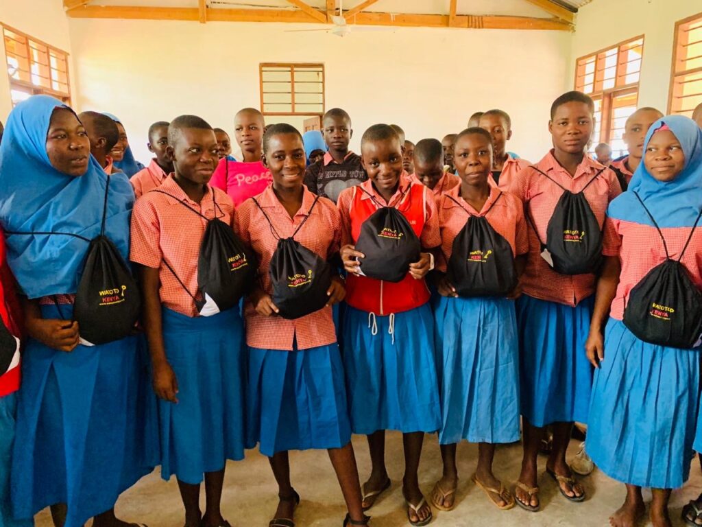 Obiettivi Kit Dignità:
Ottenere equità di genere e promuovere emancipazione sociale di donne e ragazze.
minuire l’assenteismo scolastico nei giorni mensili del ciclo mestruale.
Migliorare la qualità dell’istruzione, i risultati accademici, nonché la permanenza e transizione nel sistema scolastico.
Incrementare l’educazione igienico-sanitaria e psicologica.
re il benessere sessuale e riproduttivo.
Diminuire i rischi, quali gravidanza in giovane età, matrimoni precoci, AIDS, e in alcuni gruppi etnici mutilazione genitale.
sicurare una vita sana e la promozione del benessere per tutti.
ire opportunità di lavoro giovanile per la produzione locale dei Kits.